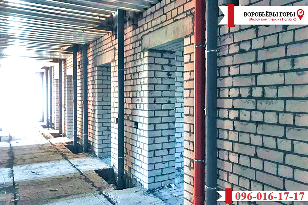 вид дома изнутри в ходе прокладки коммуникаций фото